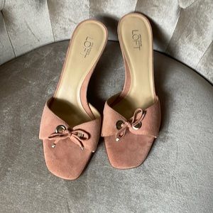 Loft great summer slide in light peach suede sz7.5 kitten heel